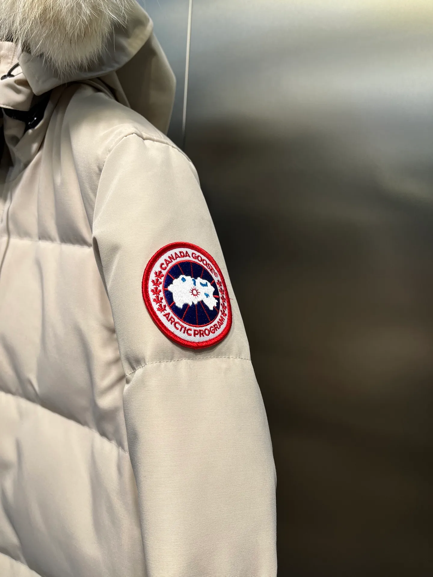 P860 Canada Goose Canada # Expedition04 Parker, a treasure of Canadian origin! Limited supply worldwide! Canada Goose Model 04 is a top-notch couple model, polar cold-proof outdoor series fur collar detachable hooded parka down jacket, the first Goose in 2024. I hope my partners like the top quality, and I hope everyone can evaluate it together! The most popular cool items of the Big Goose family in 2024 are online. The same popular product of Yi Yang Qianxi is said to be a joint limited edition Big Goose that cannot be bought in autumn and winter. If you dislike the sameness of the Big Goose in the past, then this model will definitely give you a different experience! This year's most powerful couple's collection for autumn and winter is online, a top-notch luxurious ready-to-wear style, paired with an outdoor warm down jacket with great style and charm! The most standard and classic items of the Daye family in the past two years are equipped with unique reflective stripes for embellishment, which further shows the high-end fashion performance effect. With the embellishment of hardware buckles, it has excellent performance effect. The upper body is clean, simple and elegant, even for urban leisure. It is suitable for various occasions. Designed with large pockets, this model has a large capacity and is equipped with reflective stripes, making it safer at night. It is suitable for various adventure activities. It is made of windproof and waterproof technical materials. The interior is filled with full white duck down, which is absolutely cold-proof and warm. It also has a stand-up collar design and fine fluff at the collar, with meticulous attention to detail! The charm of this model is also more spiritual, and the upper body has more temperament and specifications. It perfectly shows the ultra-high standard of fashionable performance of this model, integrating outdoor and life, and you can even create high-street wear! The most pinnacle limited-edition goose that we have presented so far, both in terms of design and detailed materials, it is completely outstanding. The grand and evergreen version design is matched with cool reflective elements. The overall appearance can be said to be quite high, and it has that kind of powerful outdoor performance! It combines high-end casual attributes with high-street style. It is high-grade, domineering, warm, and beautiful. The visibility of the upper body is quite strong, and the configuration of the owl element is highly brand-recognizable. It fully complements the overall brand performance and visual effects, and also has the high-end sense of fashion and fashionable performance. It is a must-buy product because it is the most awesome down brand on the planet and one of Canada's three national treasure brands. It is also a sentimental down luxury brand. In the field of polar cold-proof clothing, Goose has made an irreplaceable contribution... Size: xs s m l xl